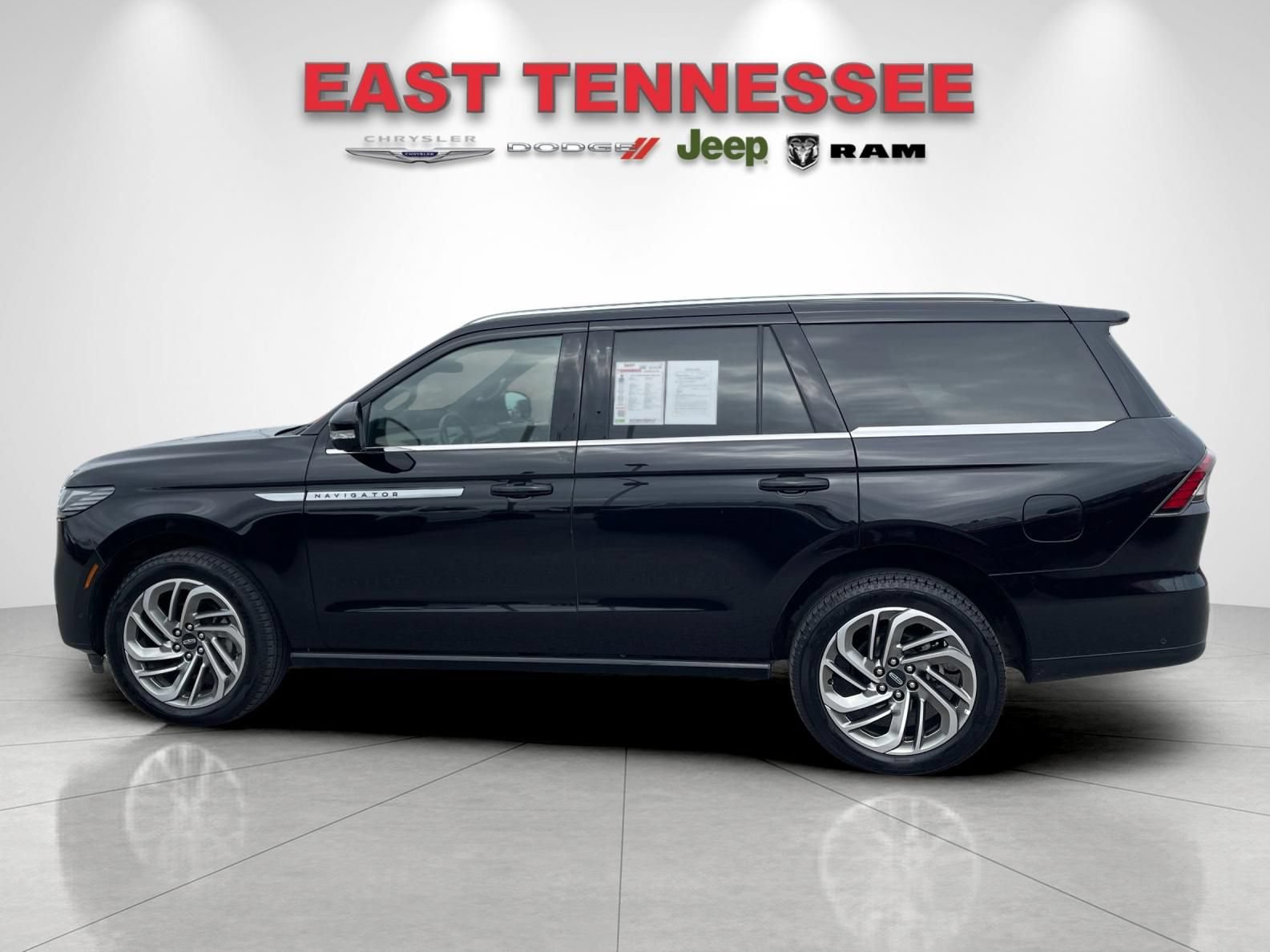 Used 2025 Lincoln Navigator Reserve AWD/4WD image 6