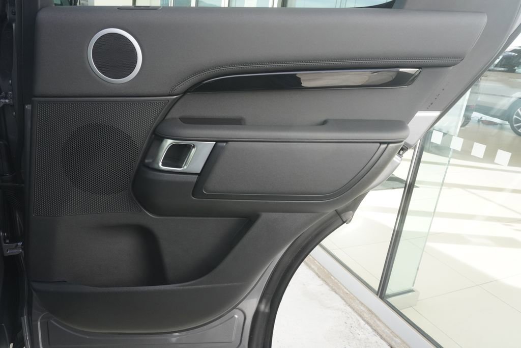 Used 2025 Land Rover Discovery S image 25