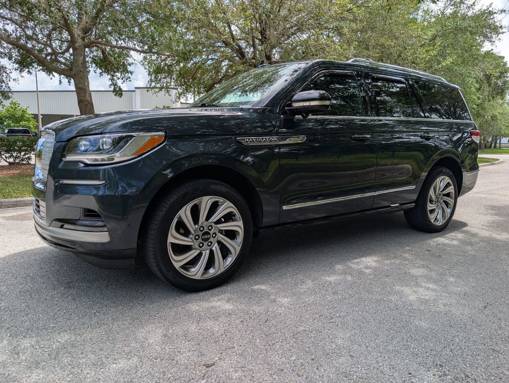 Used 2024 Lincoln Navigator Reserve AWD/4WD image 3