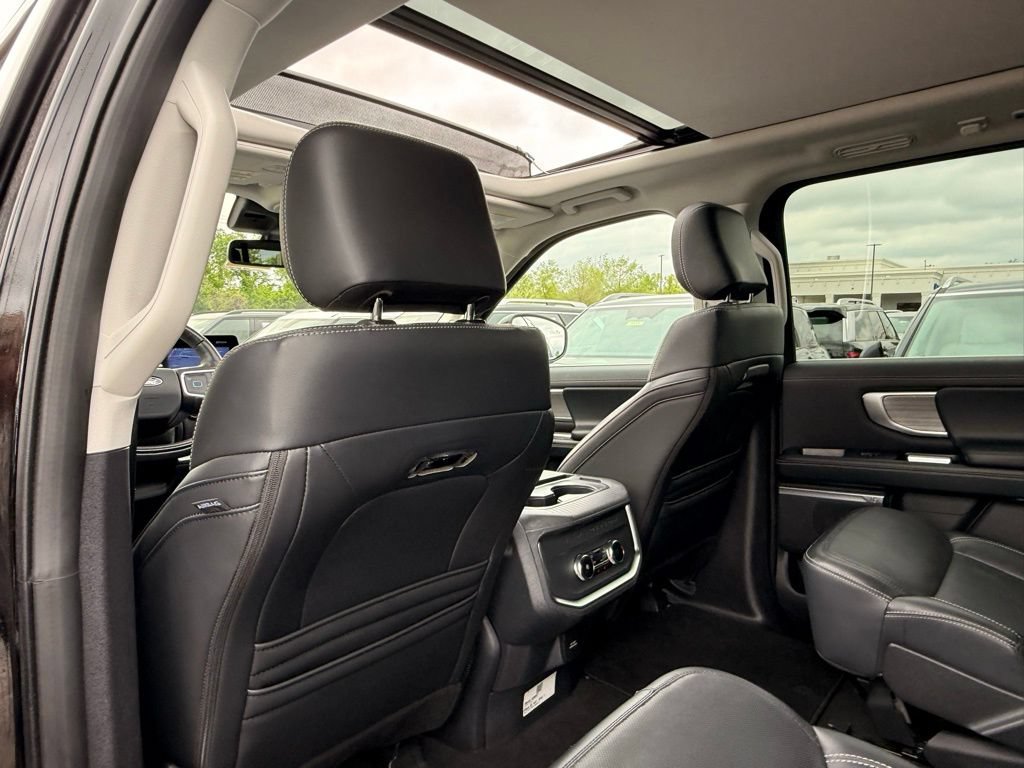 Used 2025 Ford Expedition Platinum AWD/4WD image 32