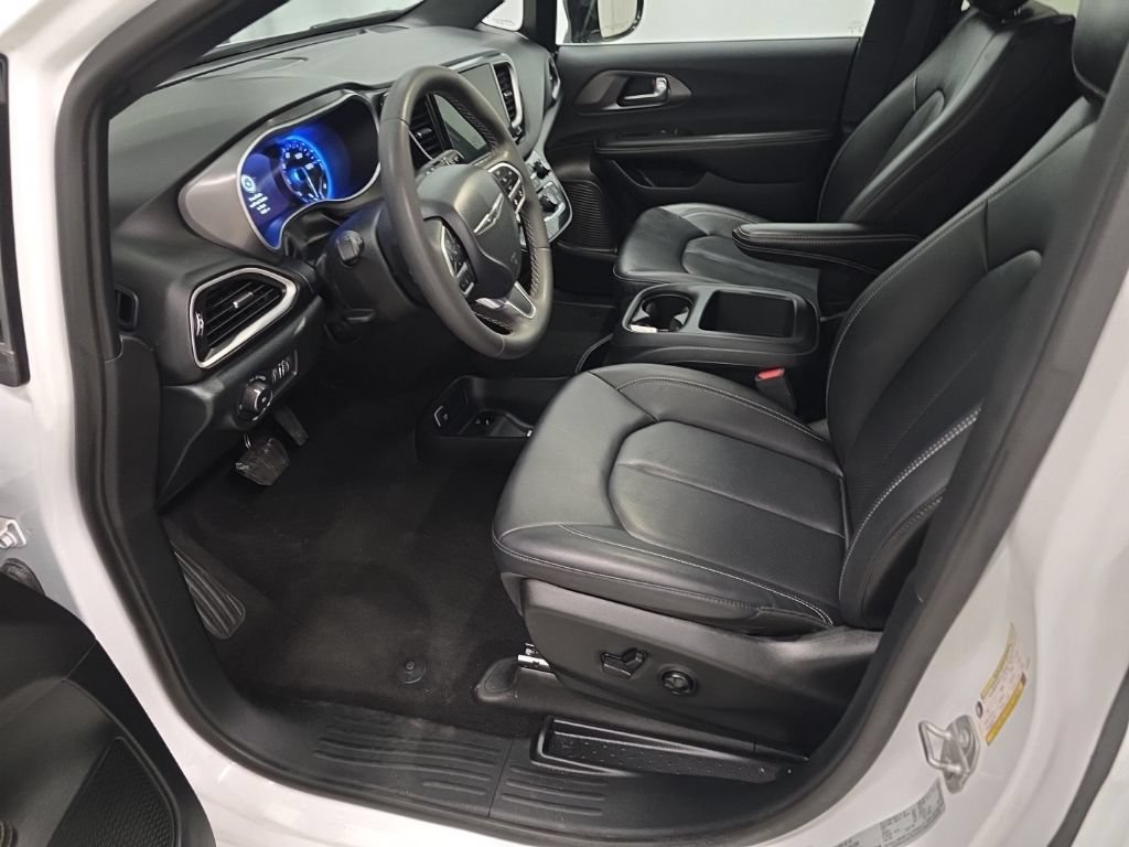Used 2025 Chrysler Pacifica Select FWD image 13