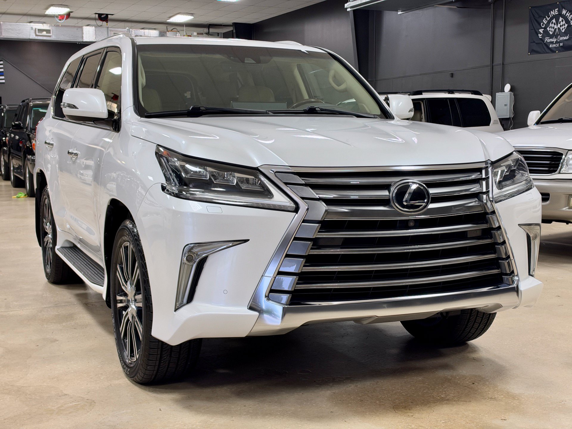 Used 2018 Lexus LX 570 4WD w/ Luxury Package image 4