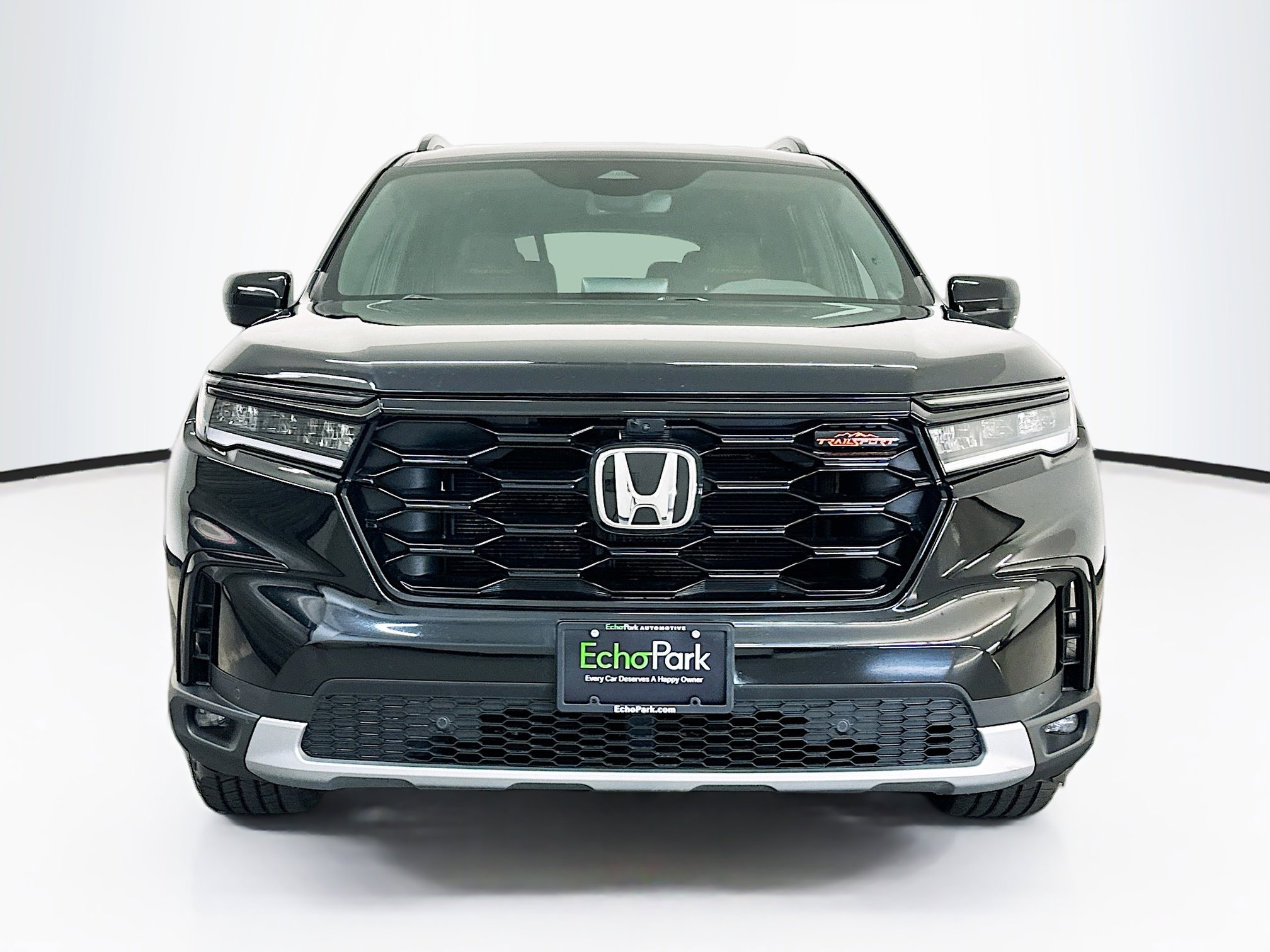 Used 2025 Honda Pilot TrailSport image 2