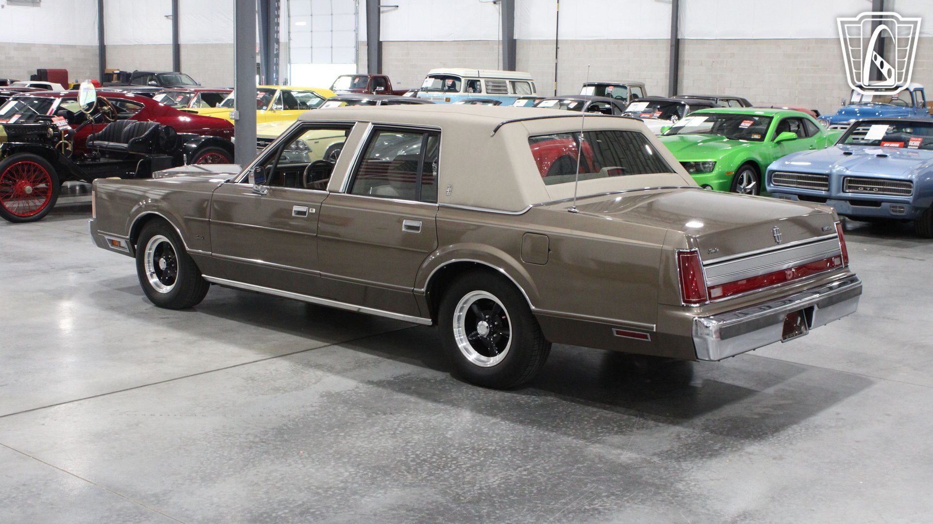 Used 1989 Lincoln Town Car RWD image 3