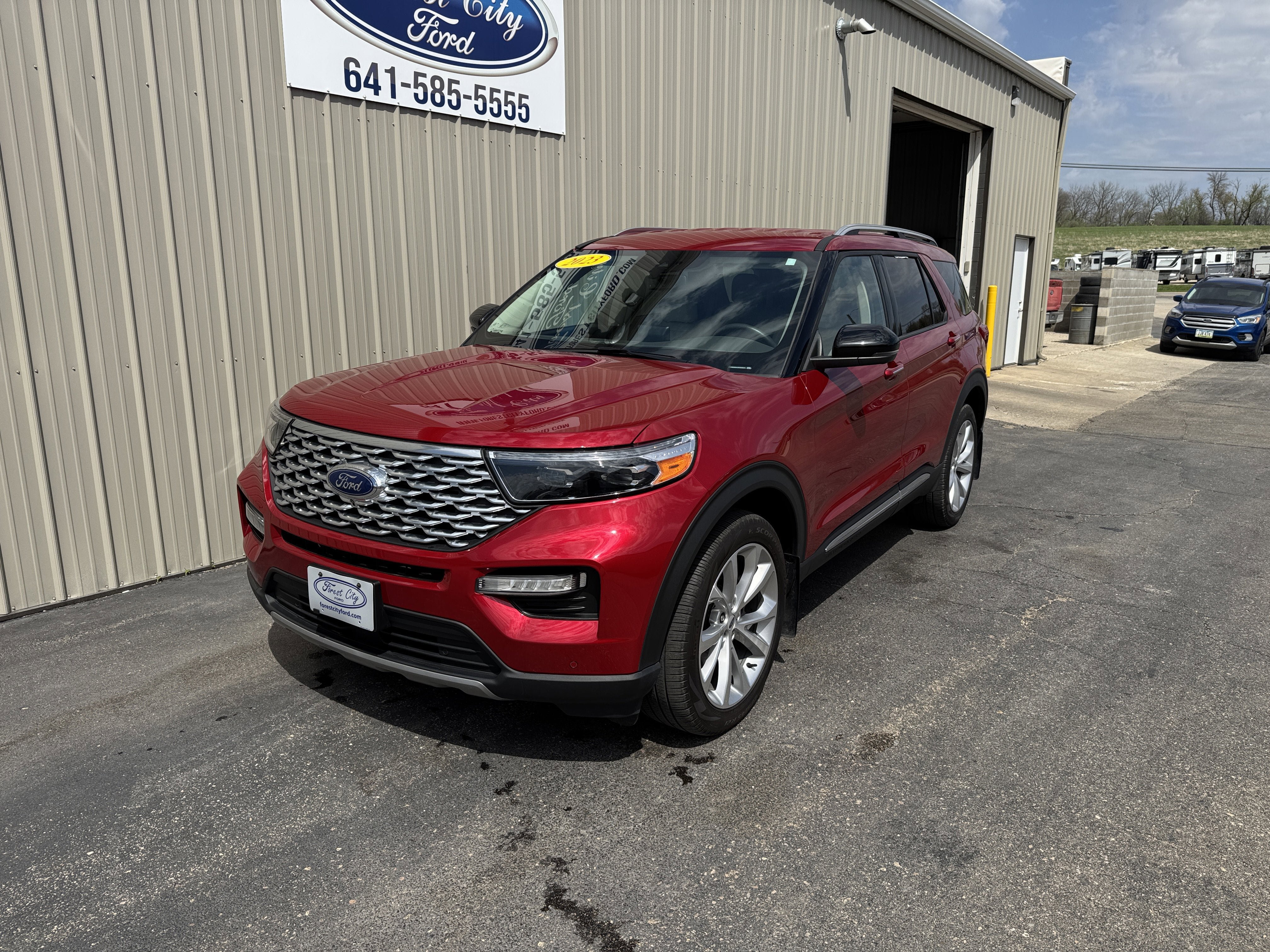 Used 2023 Ford Explorer Platinum w/ Premium Technology Package AWD/4WD image 2