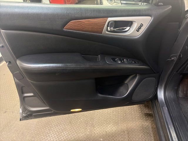 Used 2019 Nissan Pathfinder Platinum image 12
