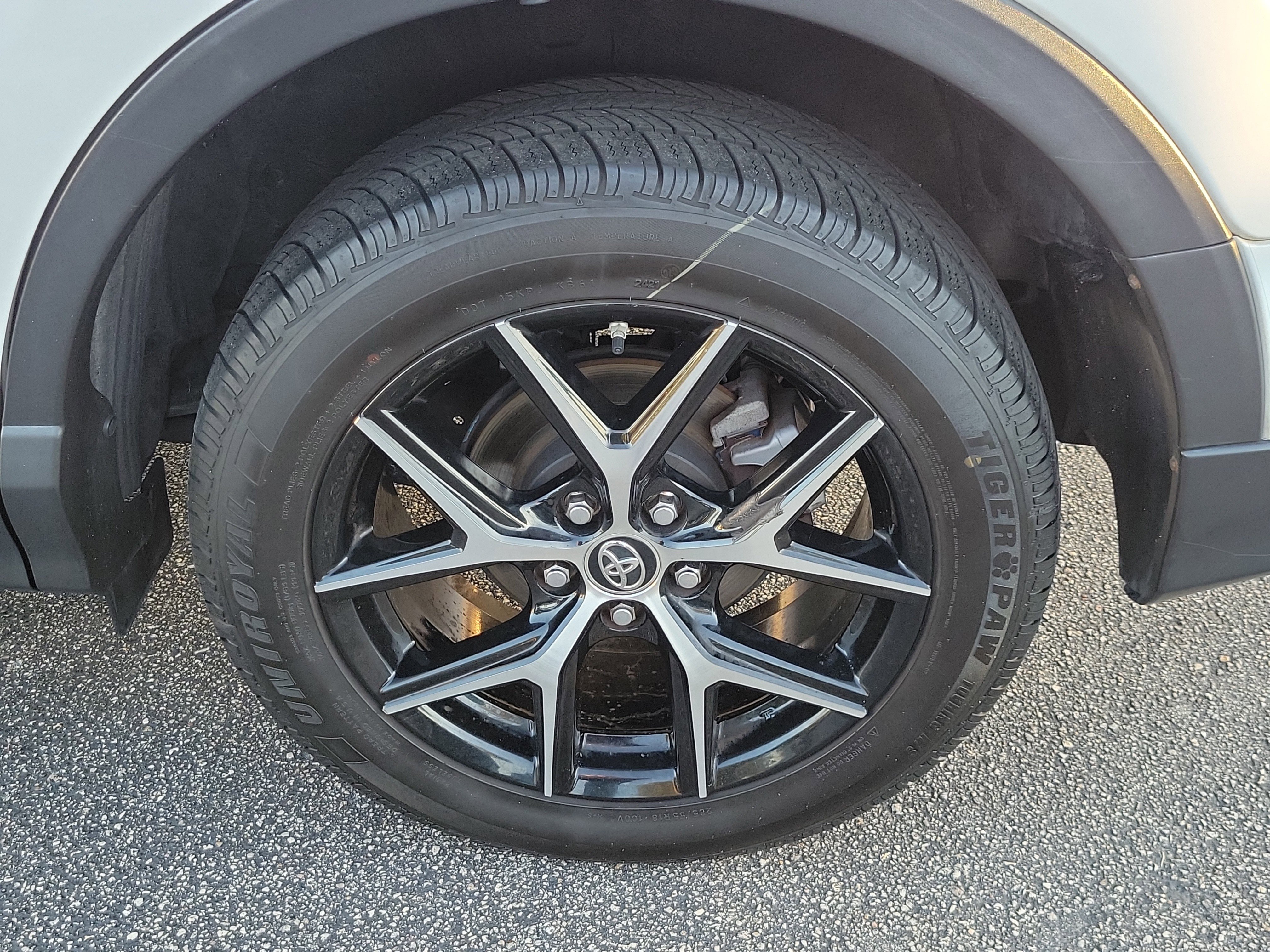 Used 2018 Toyota RAV4 SE image 7