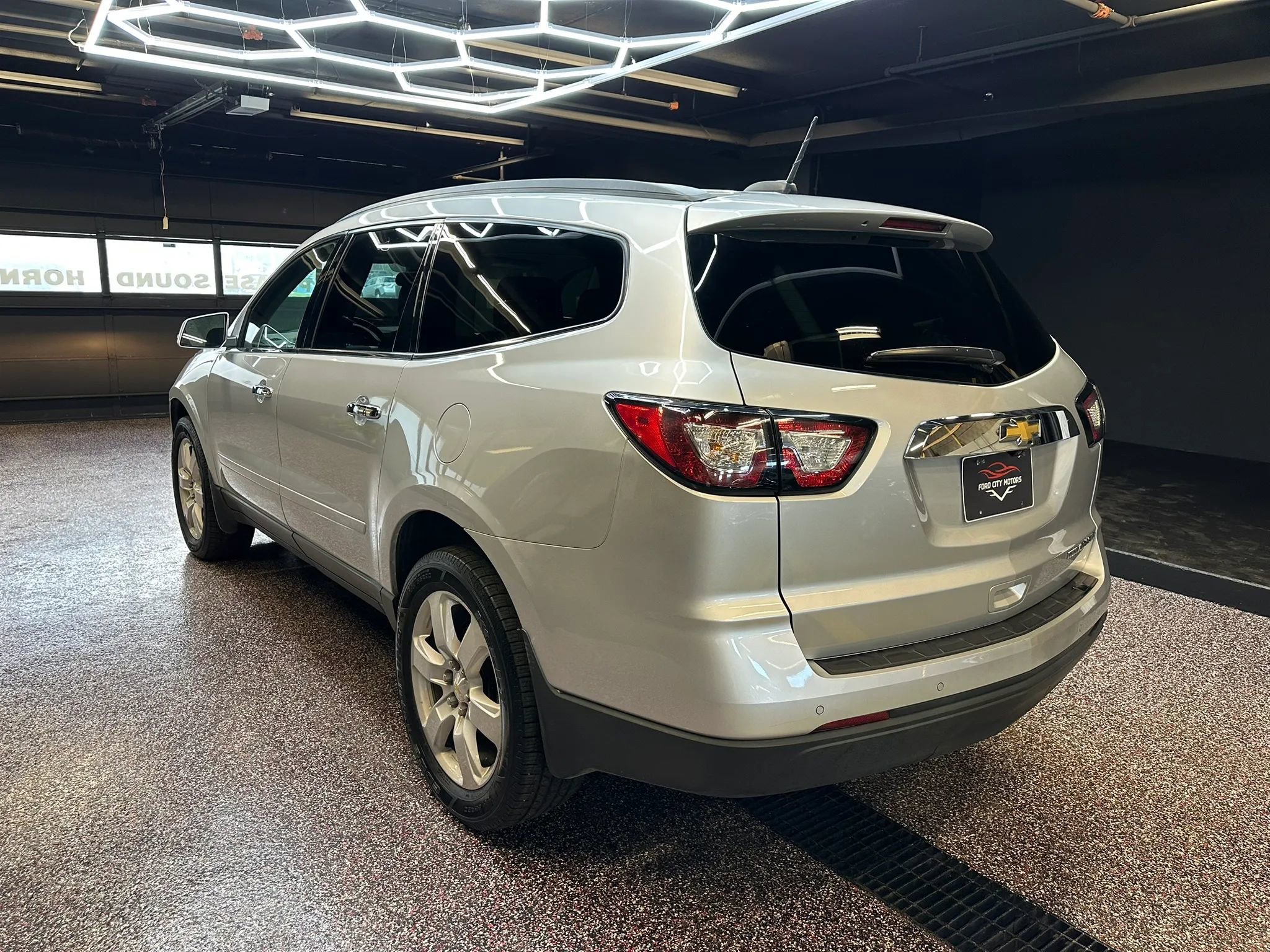Used 2016 Chevrolet Traverse LT w/ Style and Technology Package FWD image 5