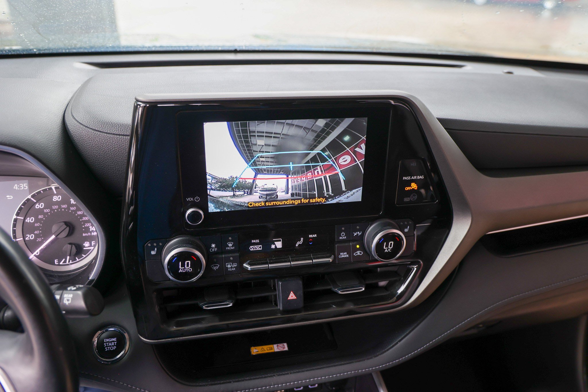 Used 2023 Toyota Highlander XLE FWD image 21