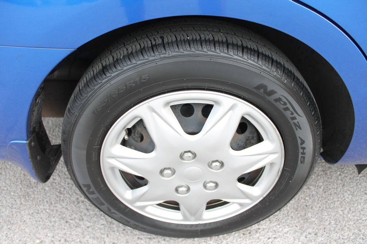 Used 2015 Nissan Versa SV FWD image 12