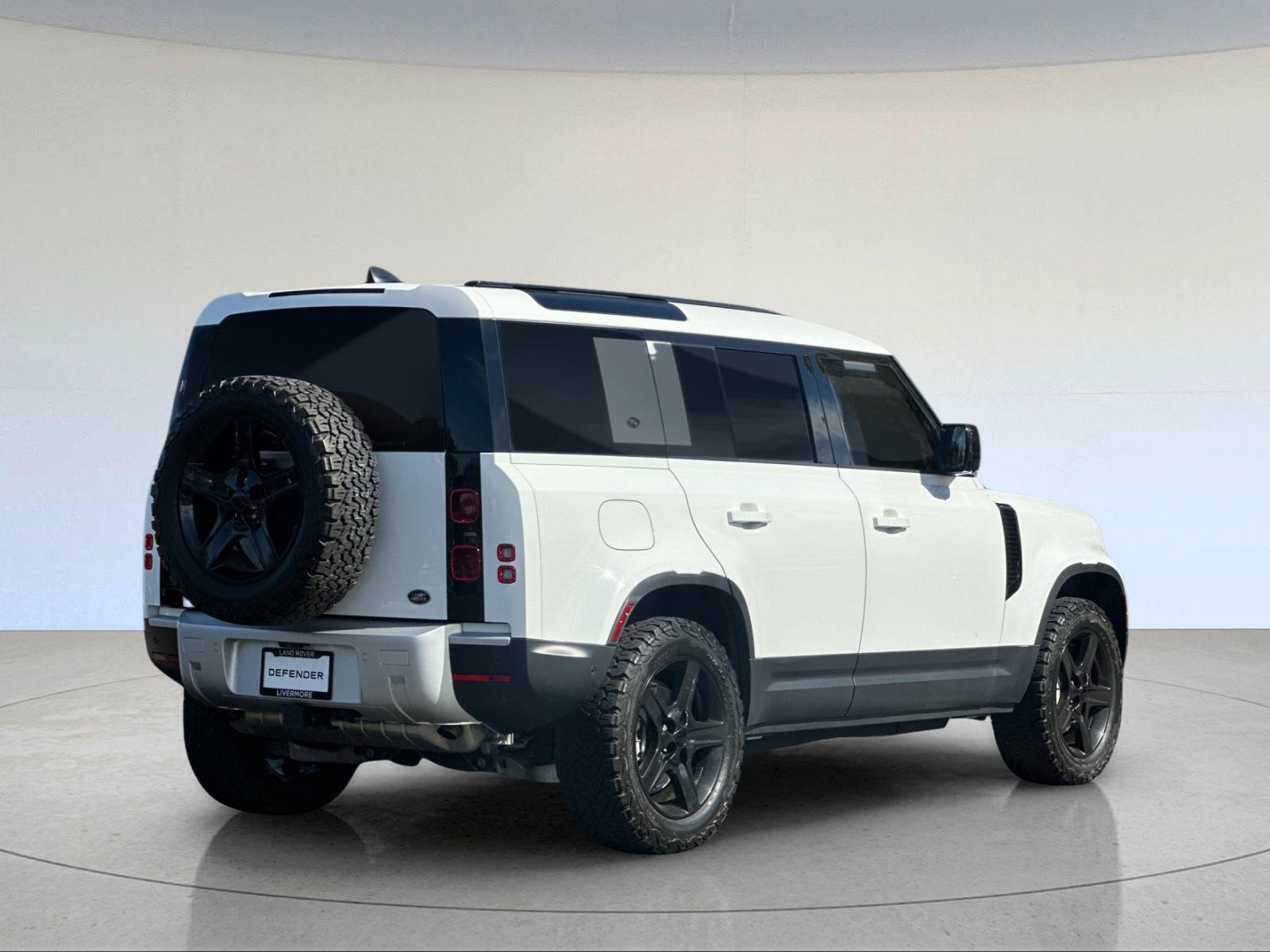 Used 2023 Land Rover Defender 110 SE AWD/4WD image 6