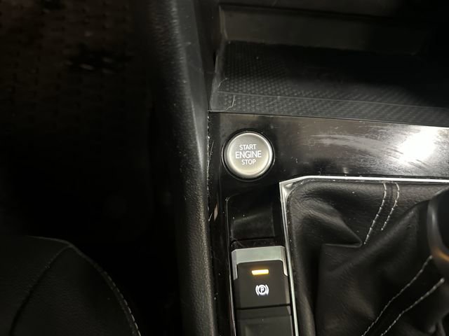 Used 2023 Volkswagen Taos SE w/ Panoramic Sunroof Package FWD image 19