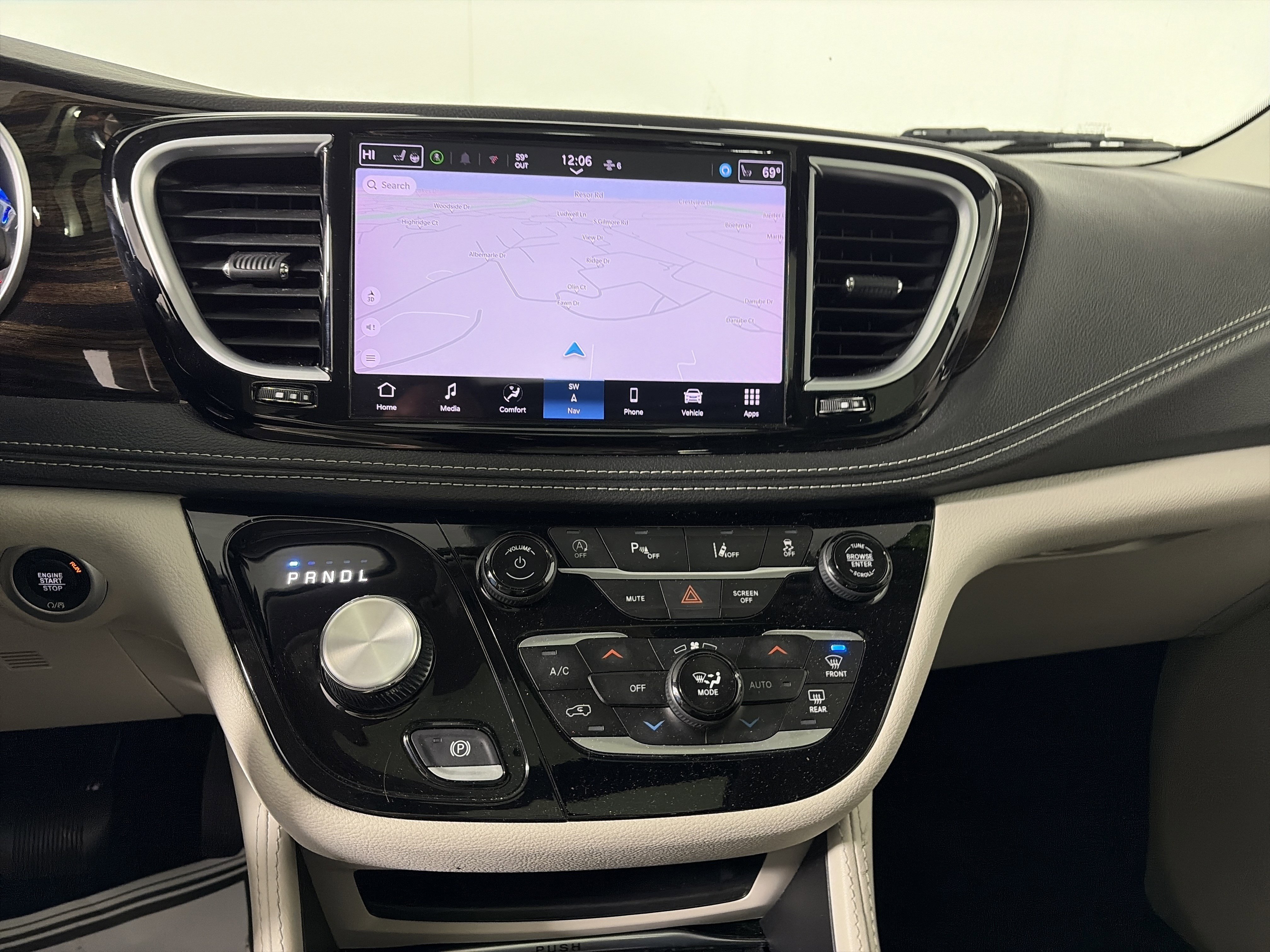 Used 2024 Chrysler Pacifica Limited image 23