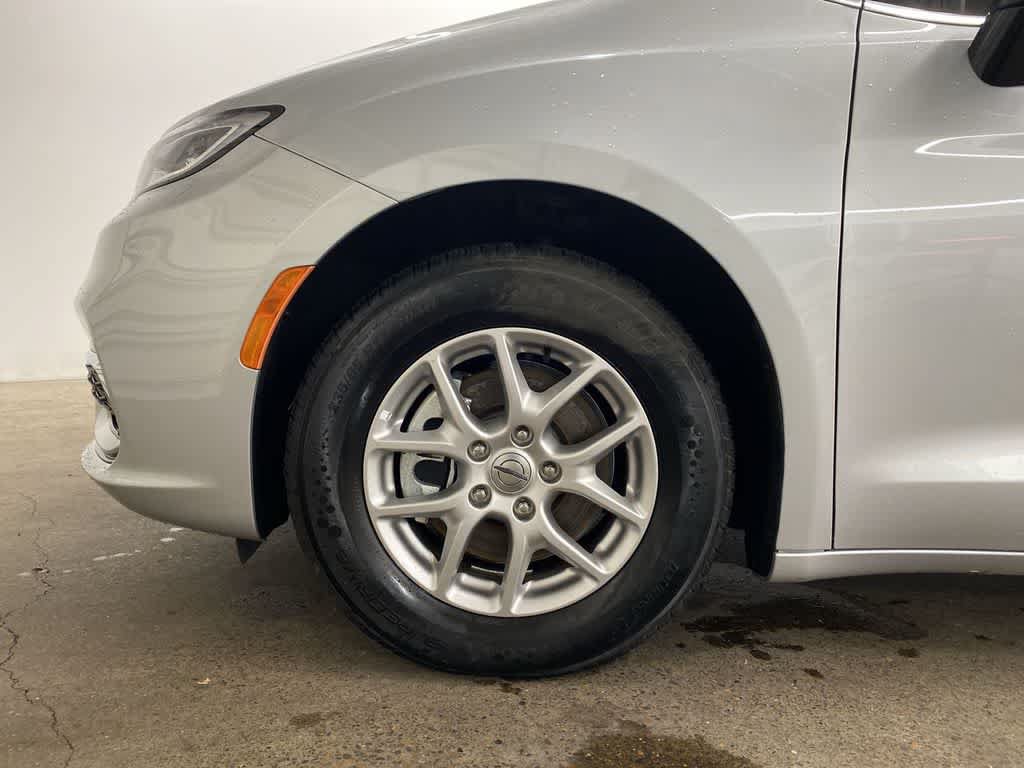 Used 2024 Chrysler Pacifica Touring-L FWD image 11