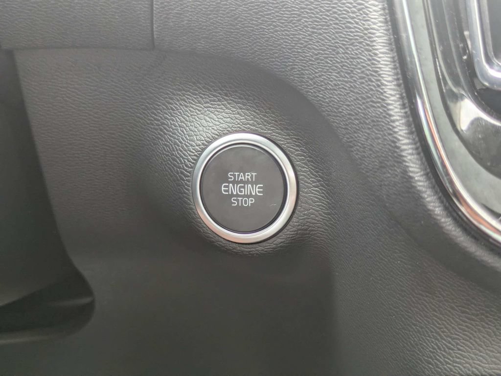 Certified 2025 Volvo XC40 B5 Core AWD/4WD image 30