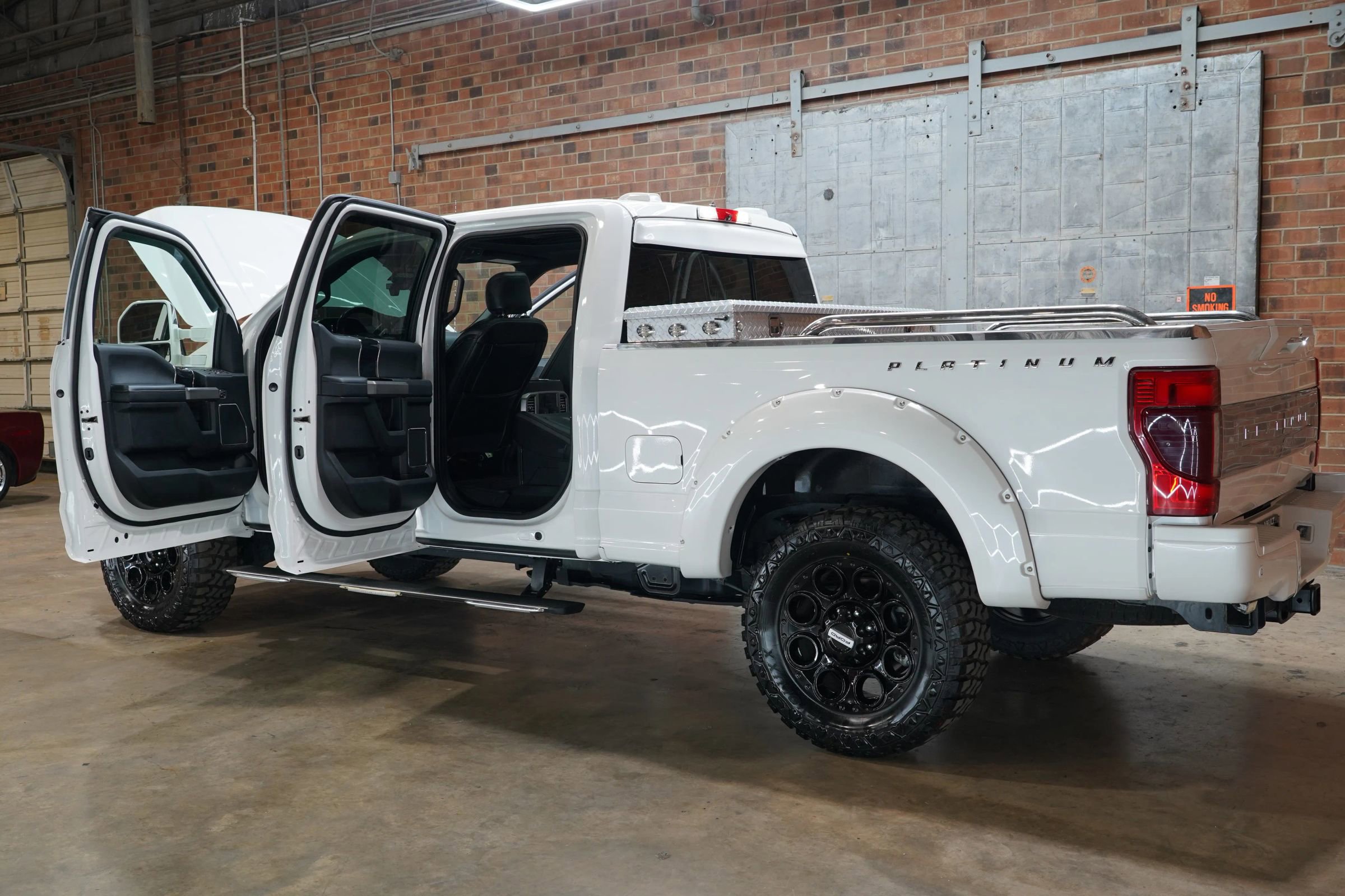 Used 2020 Ford F350 Platinum w/ FX4 Off-Road Package image 26