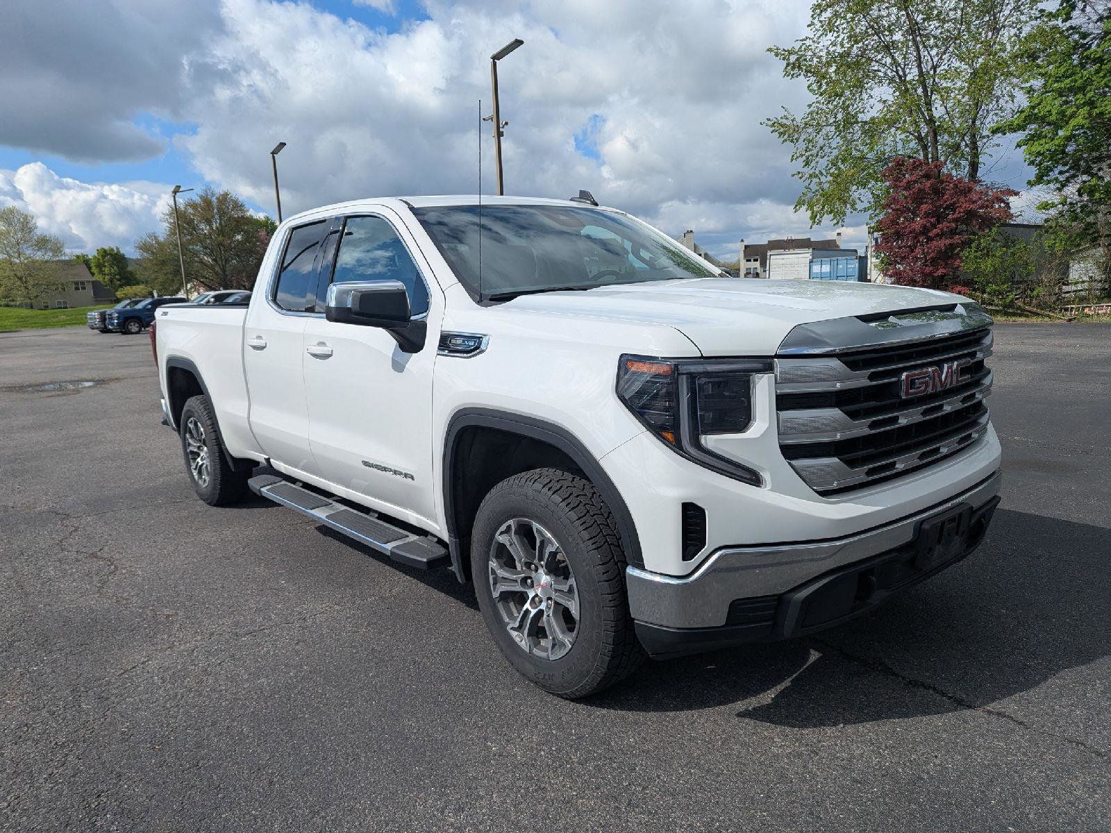 Used 2023 GMC Sierra 1500 SLE image 2