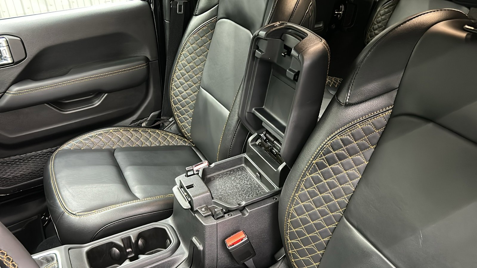 Used 2023 Jeep Wrangler Unlimited Sahara image 28