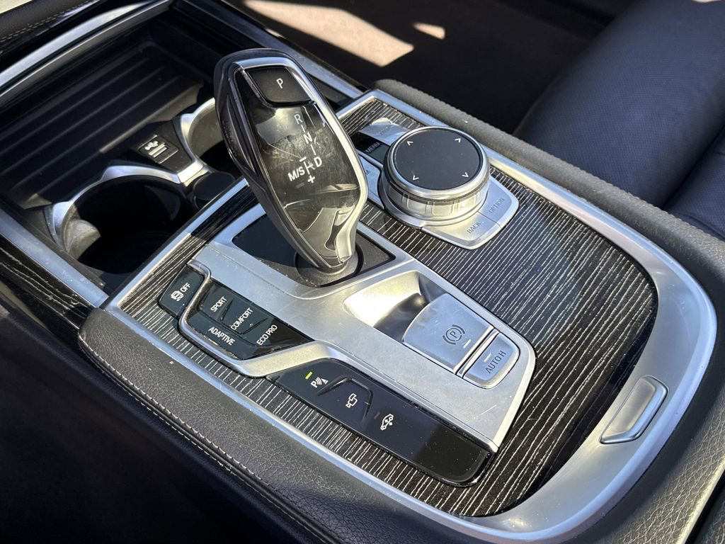 Used 2022 BMW 740i w/ M Sport Package RWD image 10