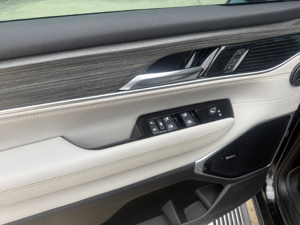 Used 2023 Jeep Wagoneer Series III w/ Premium Group I AWD/4WD image 11