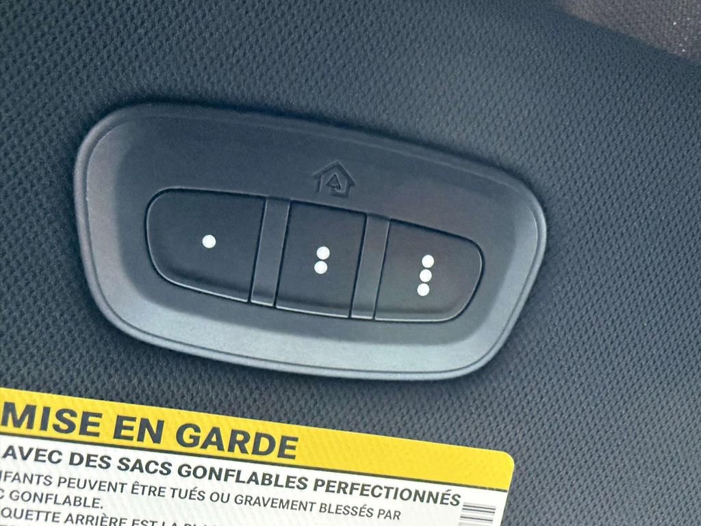 Used 2025 Chrysler Pacifica Select FWD image 28