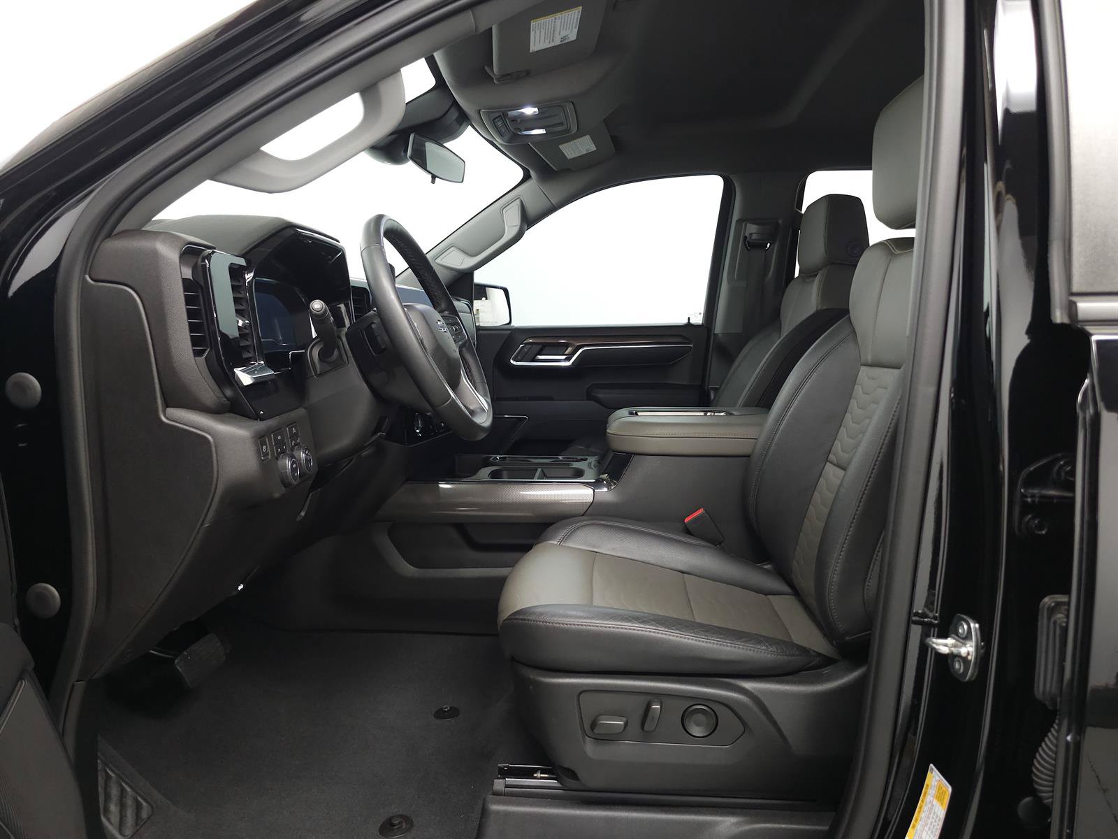 Used 2023 Chevrolet Silverado 1500 RST w/ Rally Edition AWD/4WD image 4