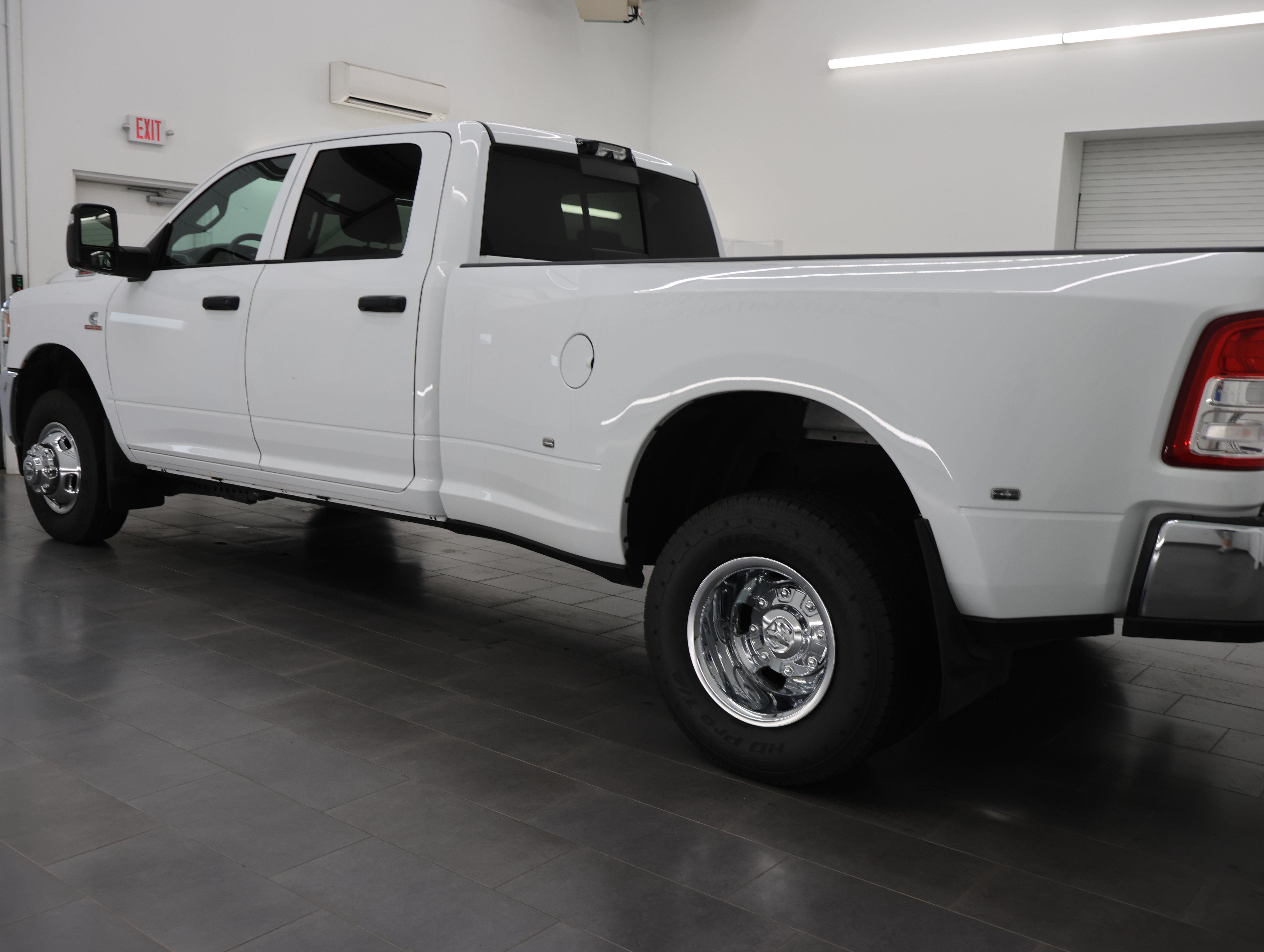 Used 2024 RAM 3500 Tradesman w/ Chrome Appearance Group AWD/4WD image 6