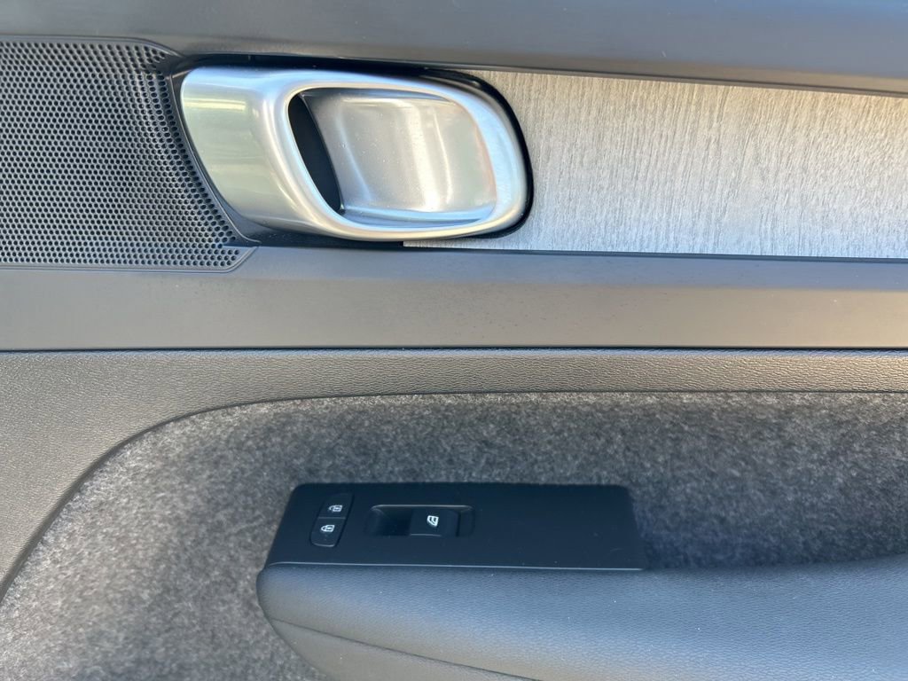 Used 2025 Volvo XC40 B5 Plus image 23