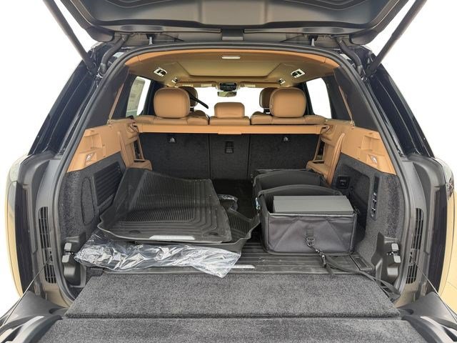 New 2026 Land Rover Range Rover Long Wheelbase SE AWD/4WD image 17