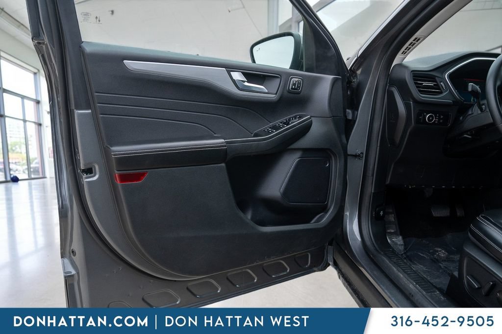 Used 2023 Ford Escape Platinum AWD/4WD image 17