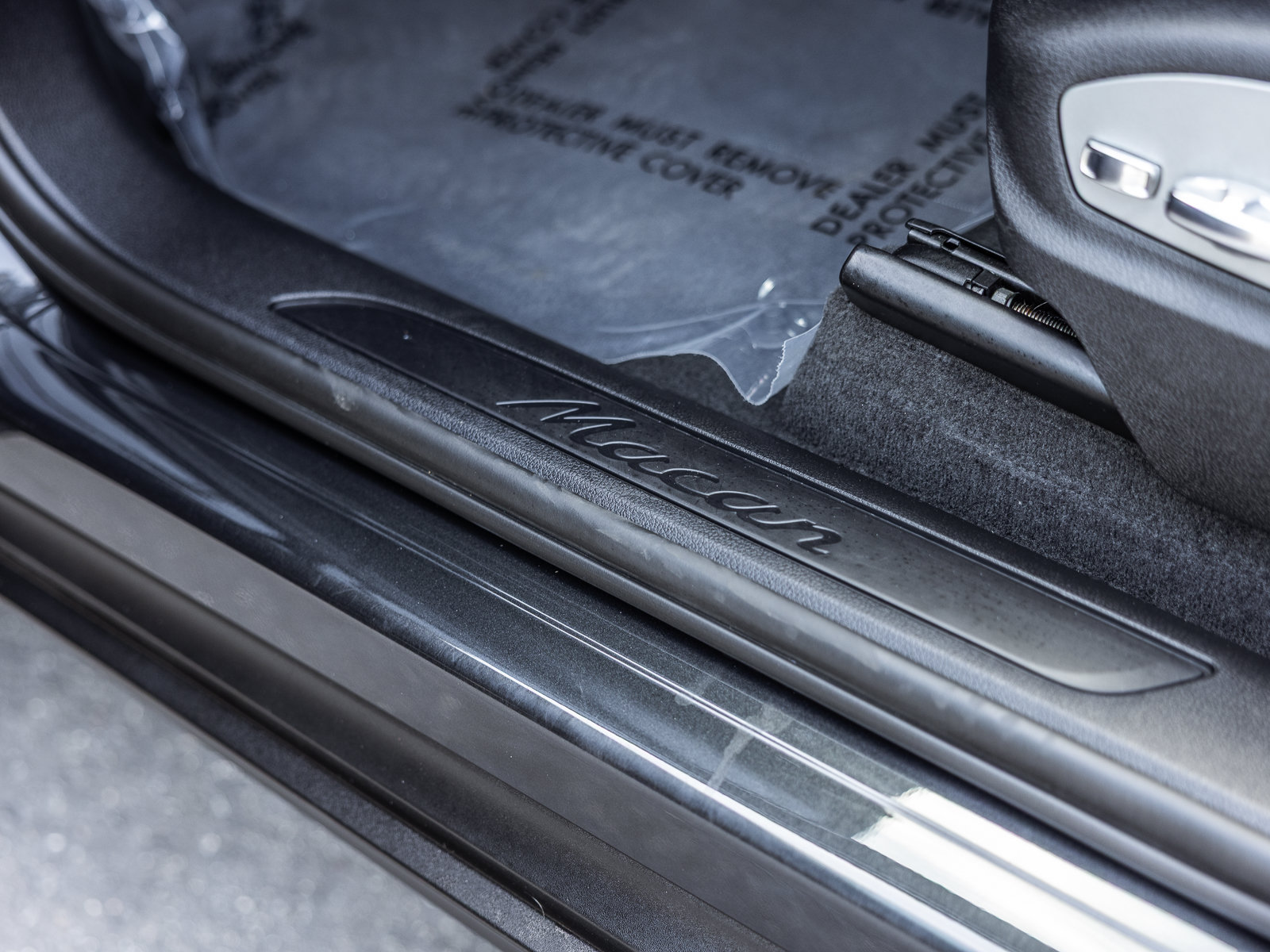 Certified 2023 Porsche Macan AWD/4WD image 14