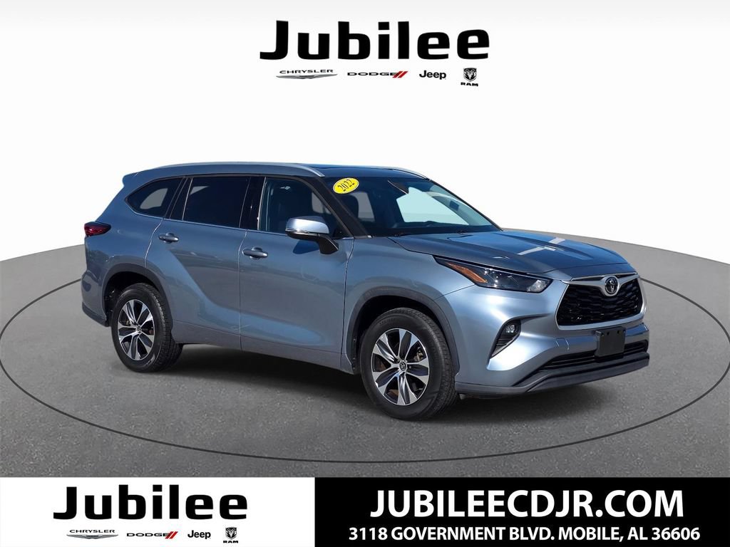 Used 2022 Toyota Highlander XLE FWD image 1