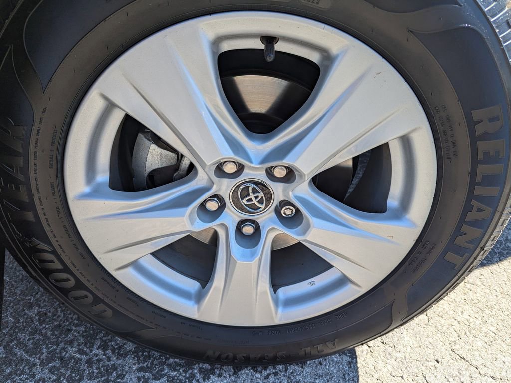 Used 2020 Toyota RAV4 XLE image 29