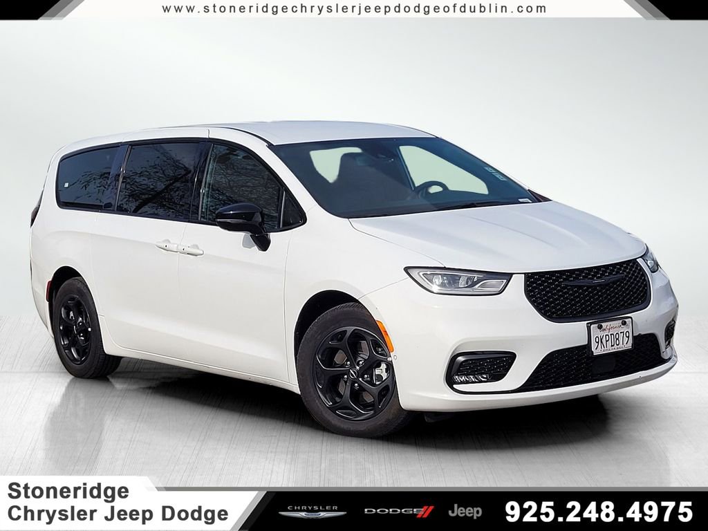 Used 2024 Chrysler Pacifica Select image 1