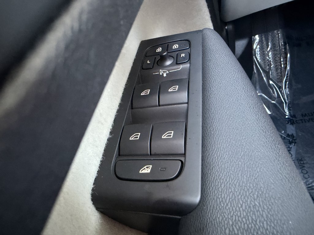 Used 2023 Volvo XC40 B4 Plus w/ Protection Package Premier FWD image 27