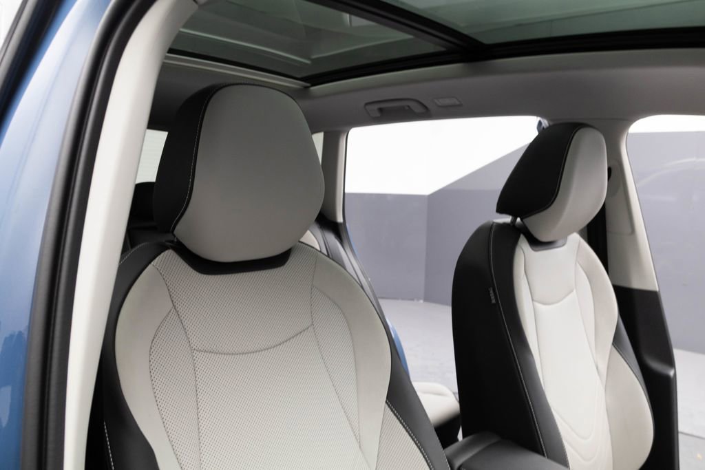 Used 2025 Volkswagen Tiguan SE image 32