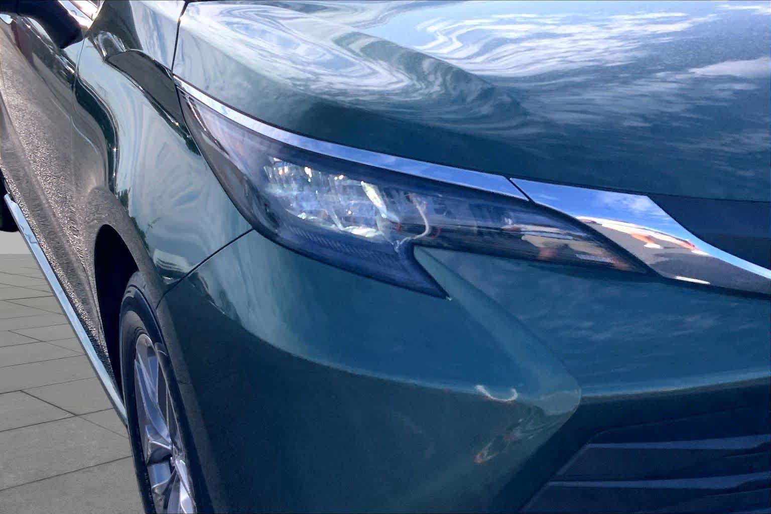 Used 2025 Toyota Sienna LE w/ LE Plus Package FWD image 28