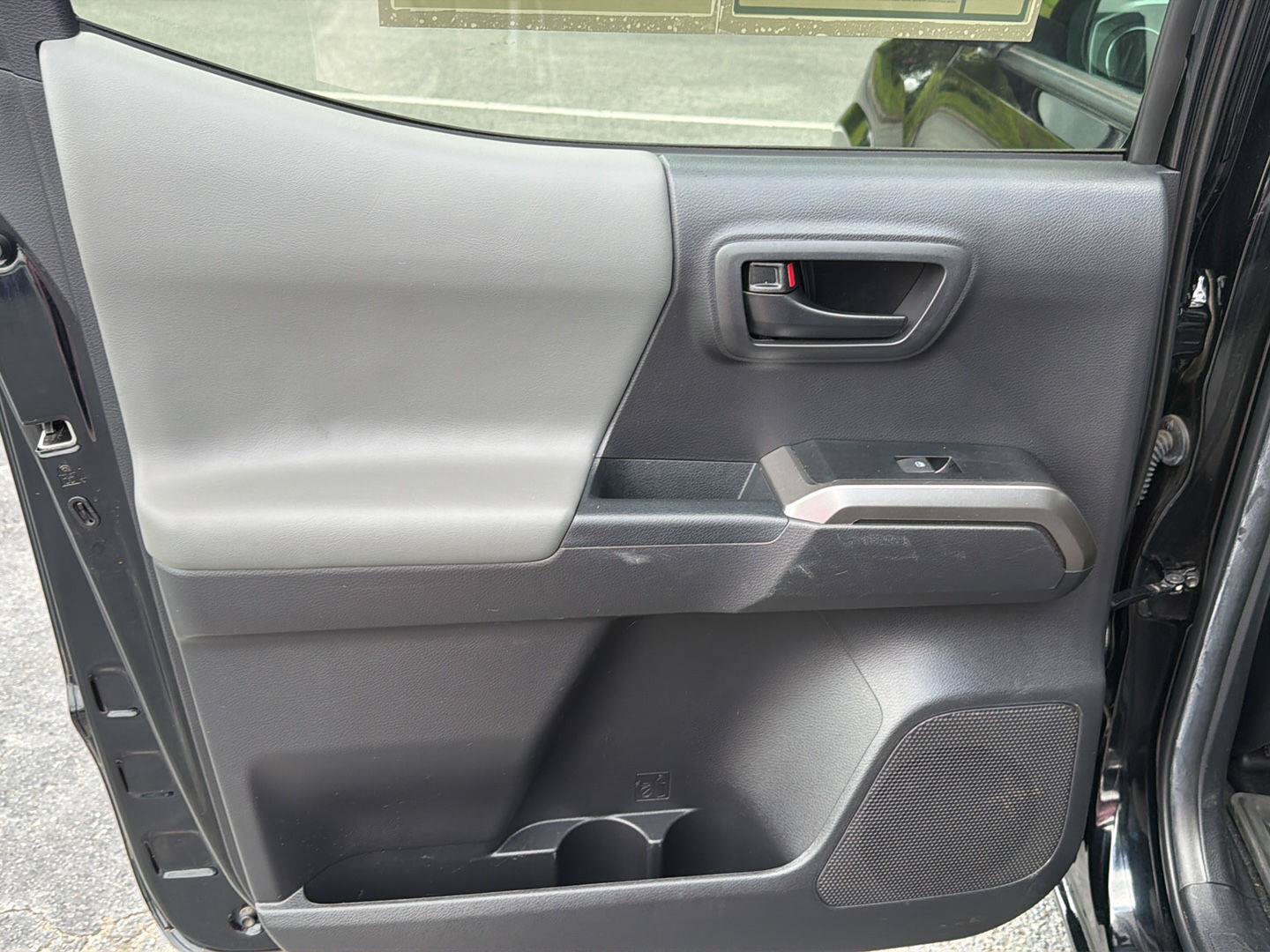 Used 2022 Toyota Tacoma SR5 RWD image 17