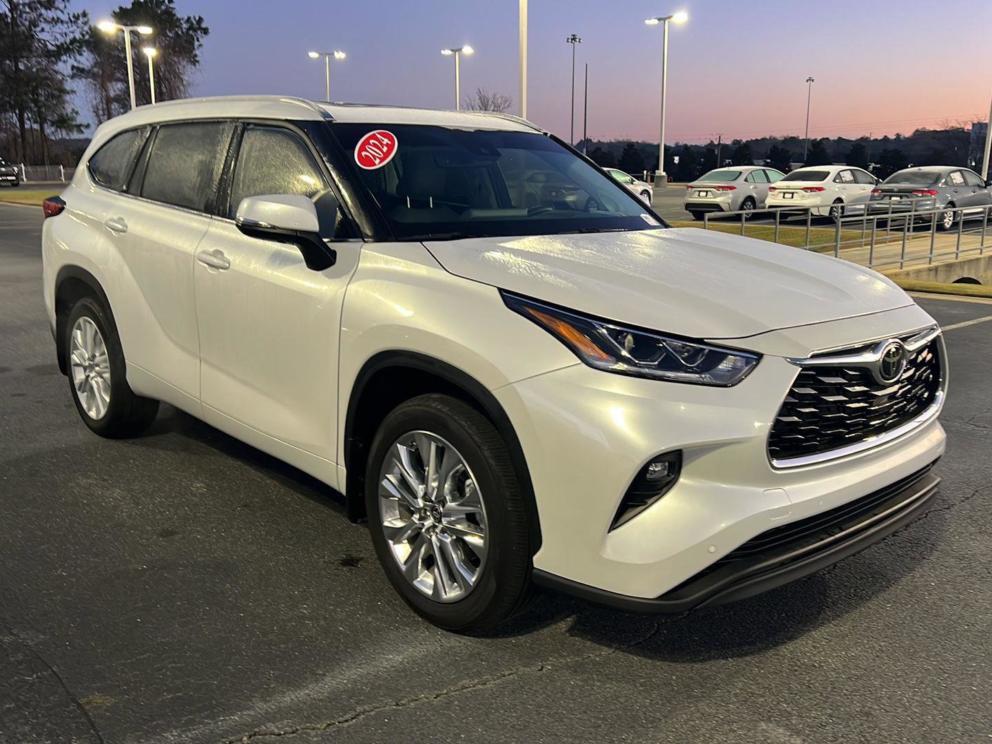 Used 2024 Toyota Highlander Limited image 8