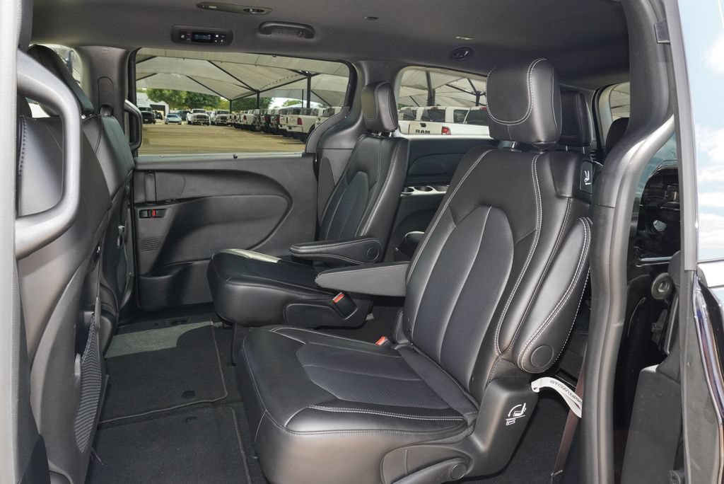 Used 2026 Chrysler Pacifica Select FWD image 24