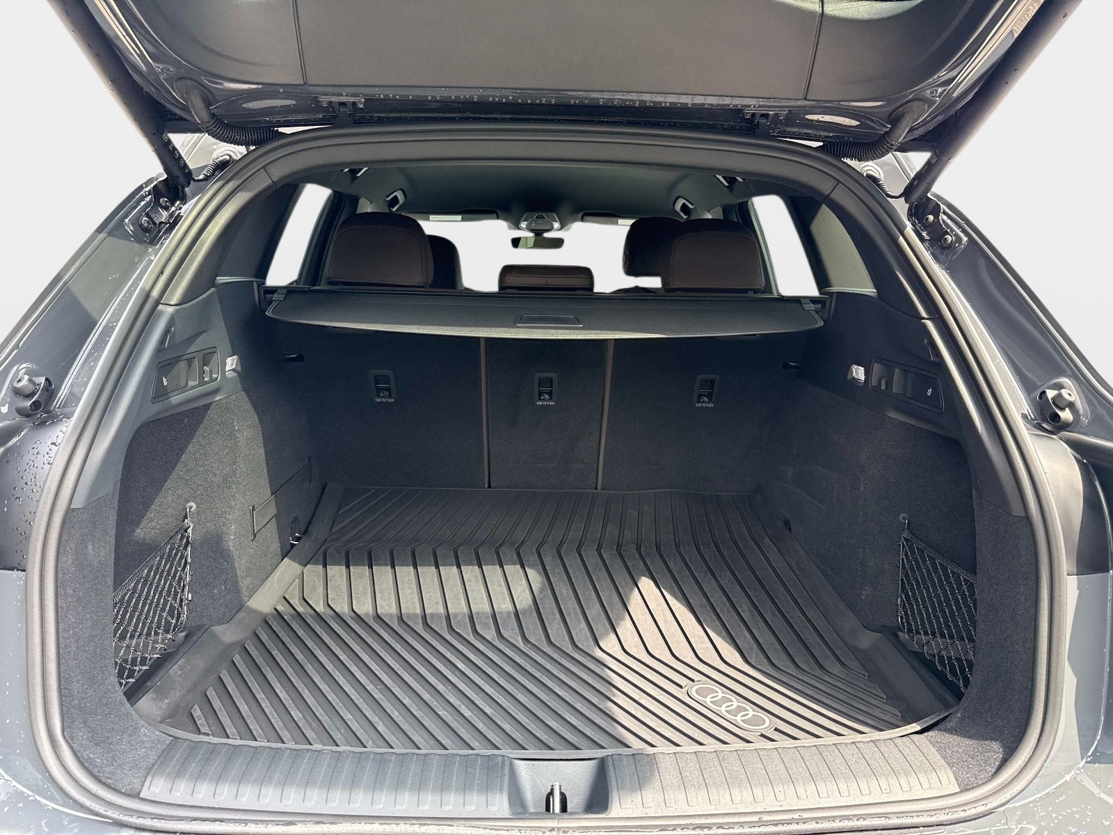 Used 2025 Audi Q6 e-tron Premium RWD image 9