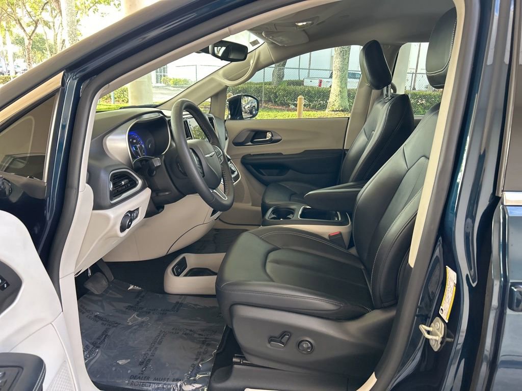 Used 2024 Chrysler Pacifica Touring-L FWD image 5