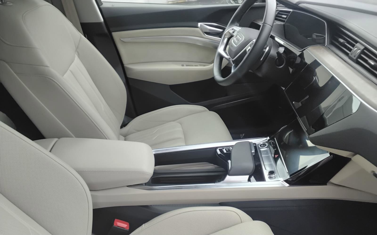 Used 2021 Audi e-tron Prestige w/ Prestige Package image 27