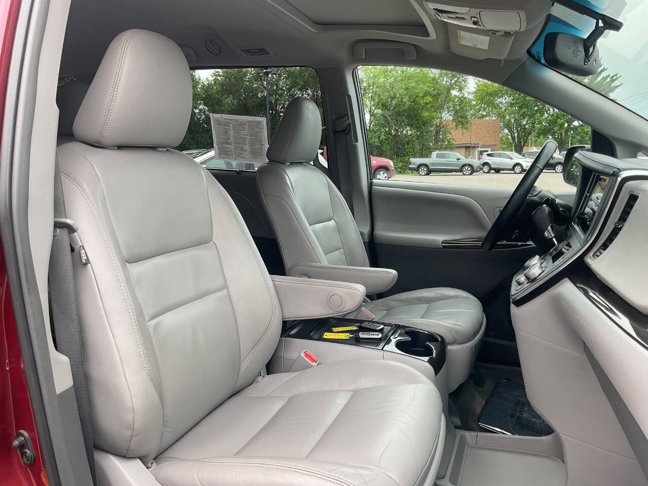 Used 2015 Toyota Sienna XLE FWD image 44