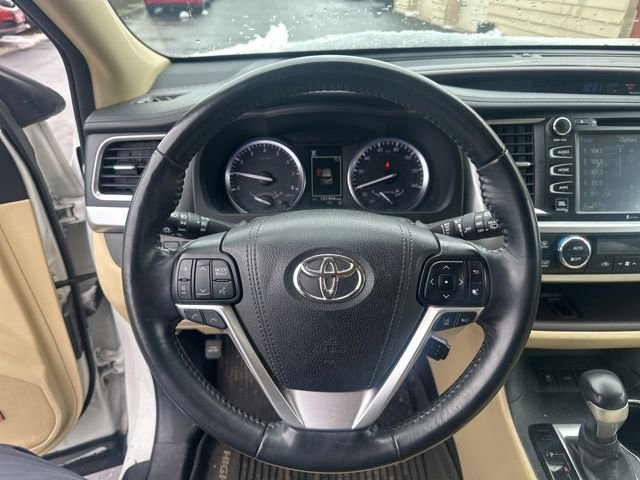 Used 2017 Toyota Highlander Limited AWD/4WD image 4
