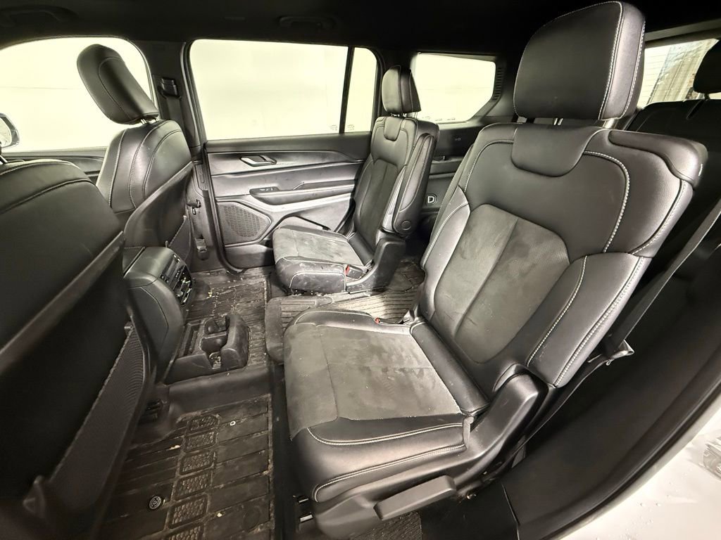 Used 2025 Jeep Grand Cherokee L Altitude image 13