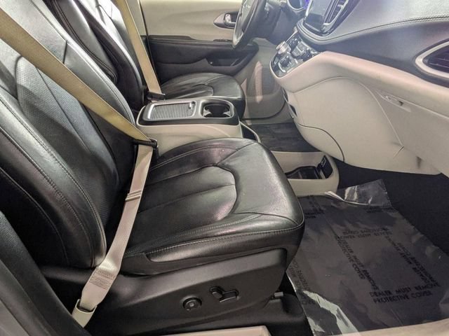 Used 2022 Chrysler Pacifica Touring-L w/ Uconnect Theater Family Group FWD image 29