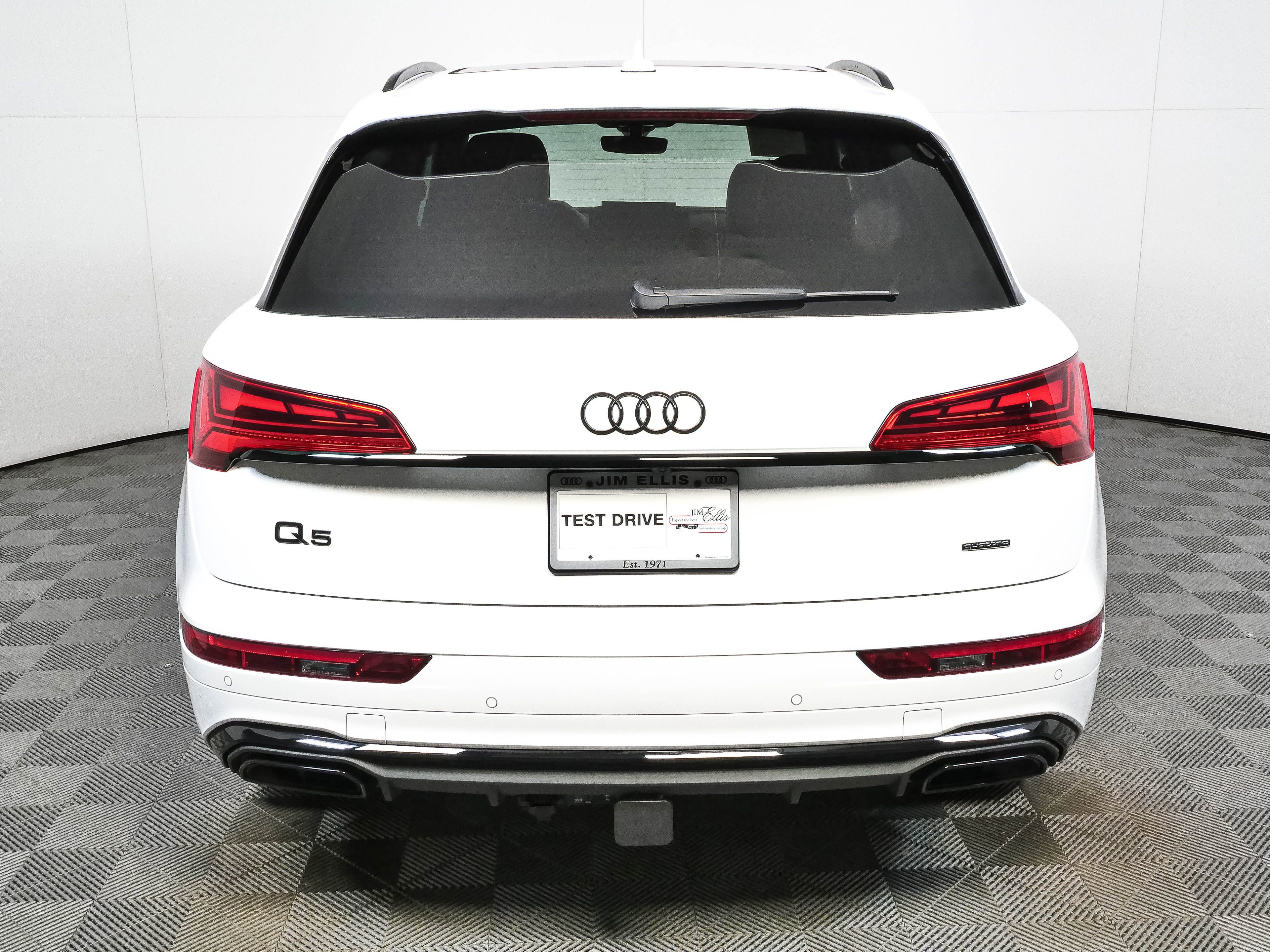 Used 2024 Audi Q5 2.0T Premium w/ Summer of Audi Package AWD/4WD image 27
