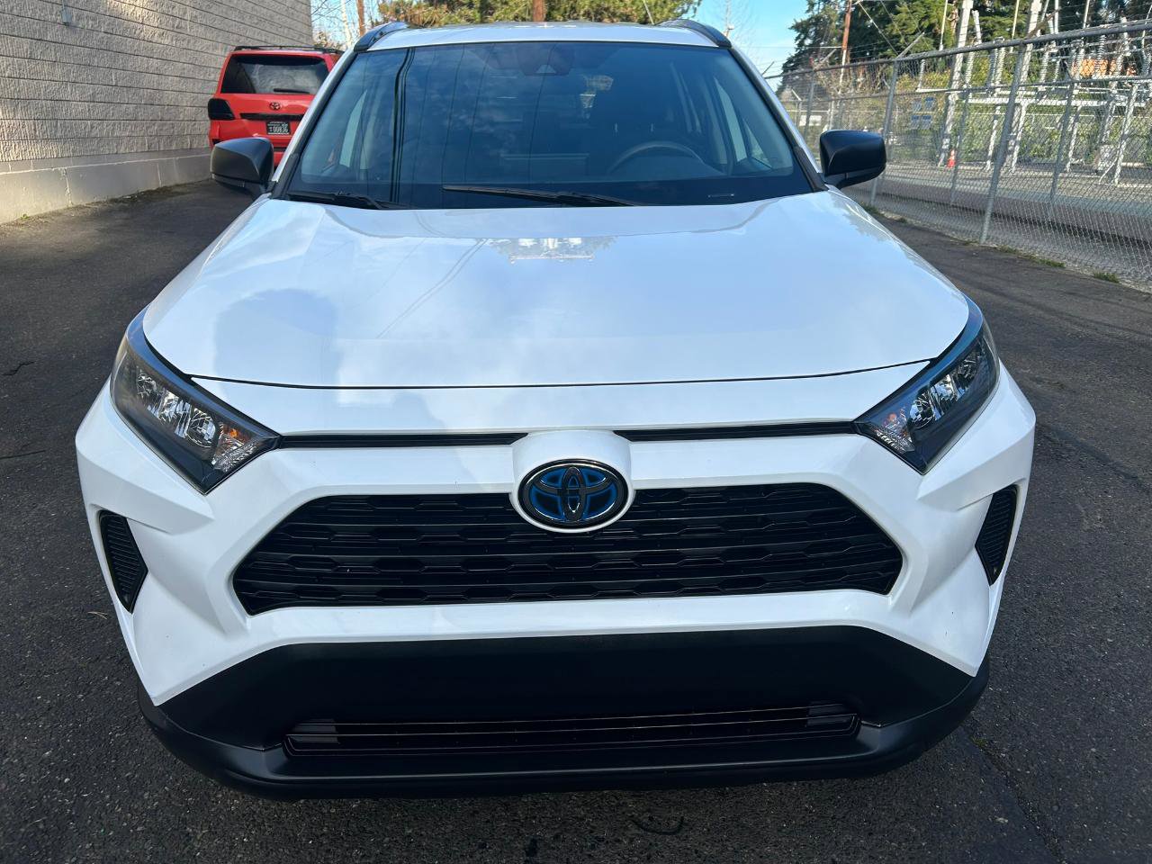 Used 2021 Toyota RAV4 LE AWD/4WD image 2