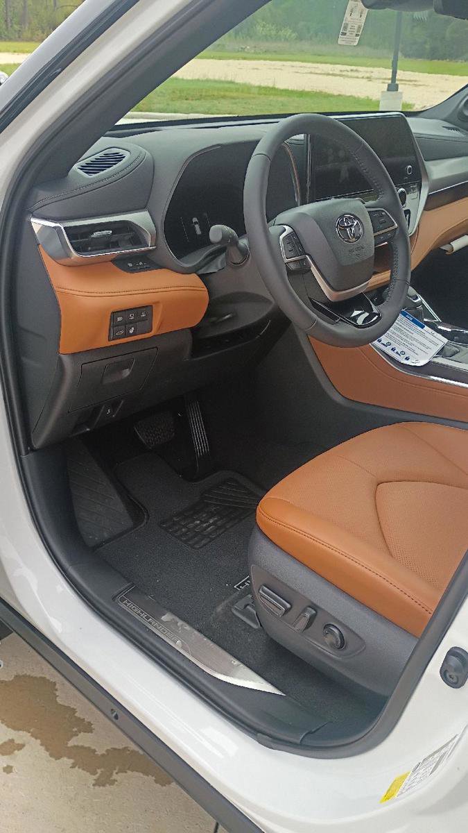 New 2026 Toyota Highlander Platinum image 11